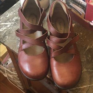 Brown criss-cross straps shoes